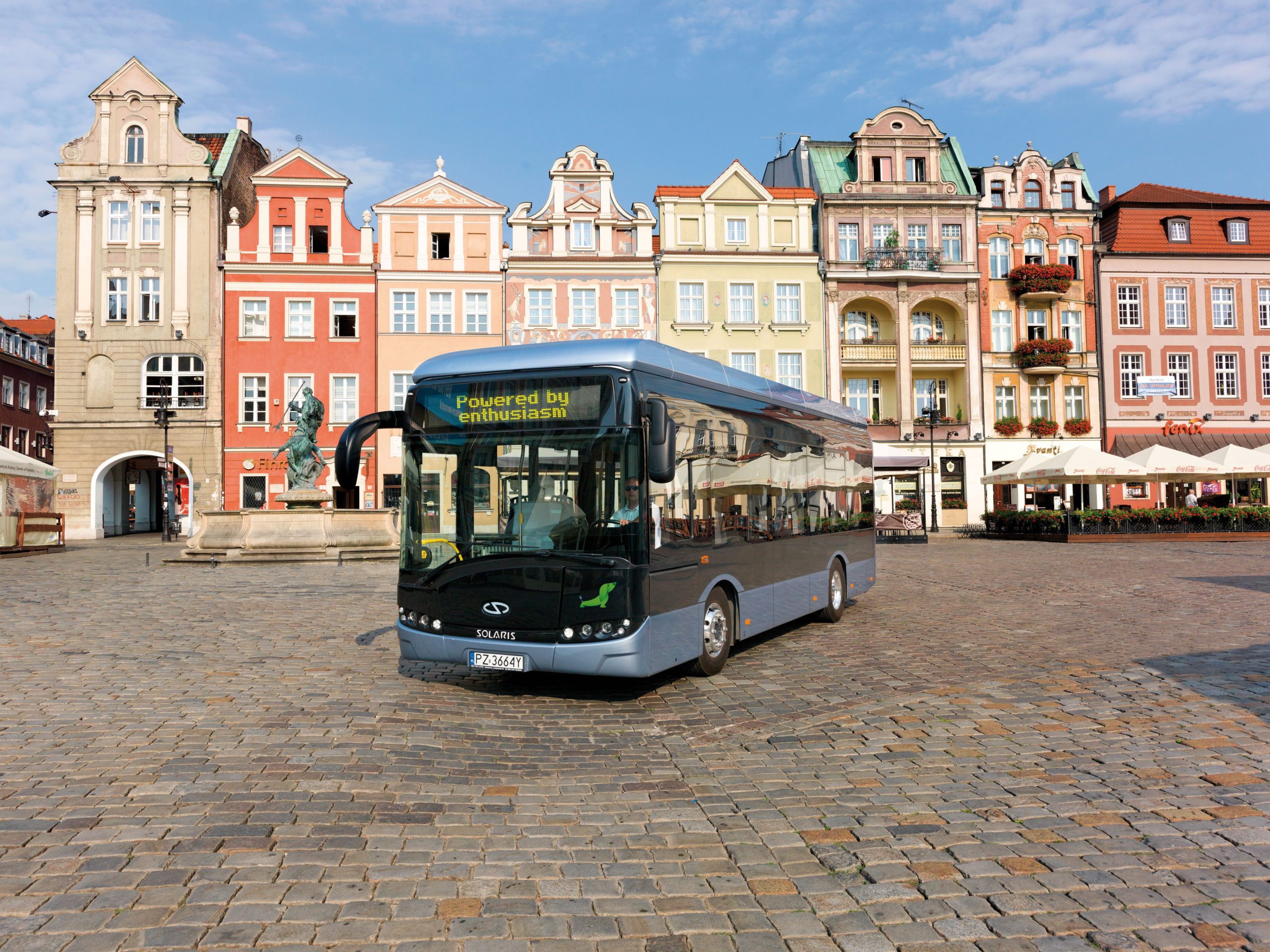 Elektryczny autobus Solaris Urbino na starym mieście.