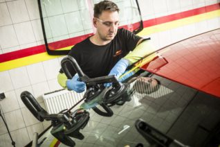 Wymiana szyby tylnej – na co zwrócić uwagę podczas naprawy? Wymiana szyby tylnej – na co zwrócić uwagę podczas naprawy?