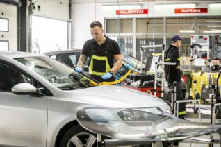 Hydrofobizacja szyb – na czym polega, jakie są jej zalety? Hydrofobizacja szyb – na czym polega, jakie są jej zalety?