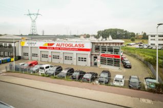 Serwis szyb samochodowych — czym kierować się przy wyborze salonu do naprawy lub wymiany szyby?