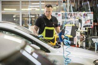 Wymiana piór wycieraczek bez stresu, czyli dlaczego warto wymieniać pióra w wyspecjalizowanych serwisach?