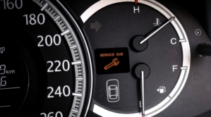 Jak zadbać o samochód: Płyny eksploatacyjne, klimatyzacja i ozonowanie wnętrza – praktyczny poradnik dla kierowców