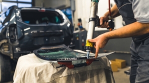 Szyba droższa niż myślisz. Dlaczego naprawa często wygrywa z wymianą?