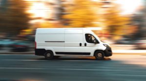 Szyby w samochodach dostawczych – dlaczego szybka naprawa i właściwa kalibracja to klucz do sprawnie funkcjonującej floty