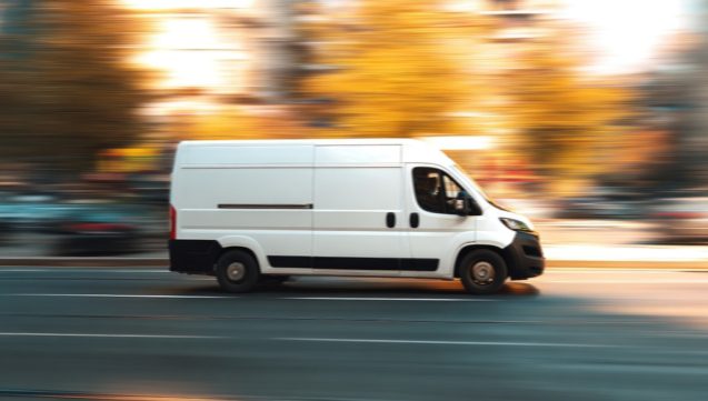 Szyby w samochodach dostawczych – dlaczego szybka naprawa i właściwa kalibracja to klucz do sprawnie funkcjonującej floty